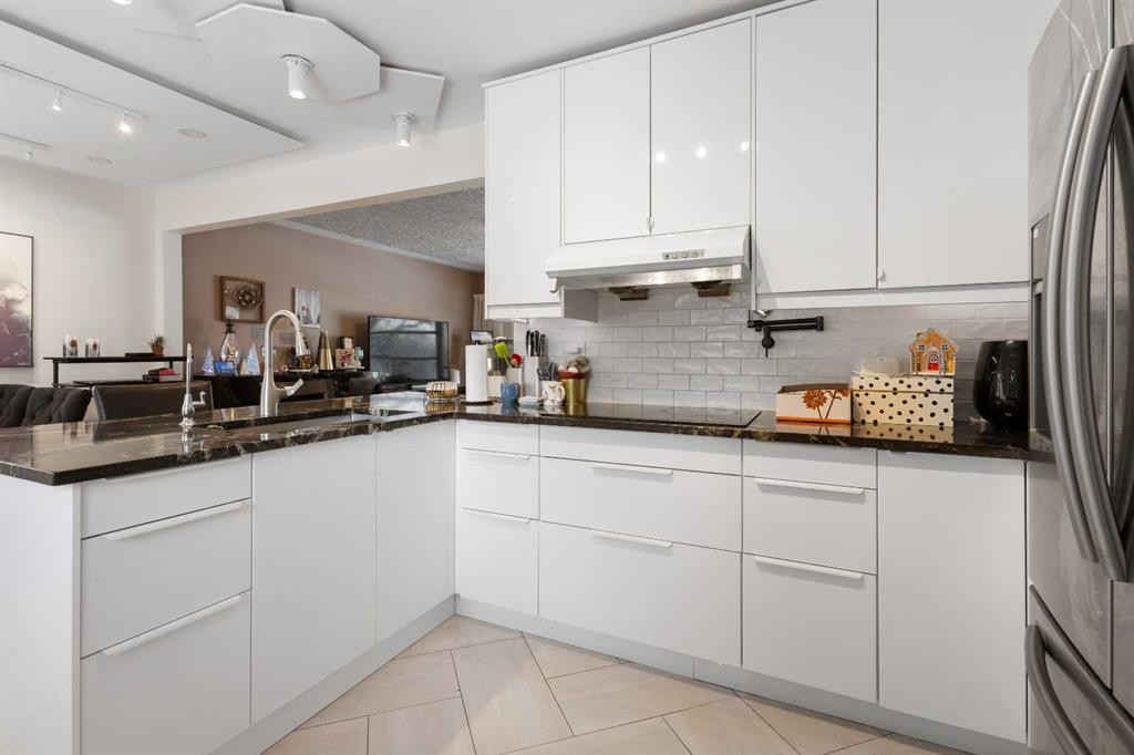 2816 24 Street Nw, Calgary, AB - Indoor Photo Showing Kitchen With Upgraded Kitchen