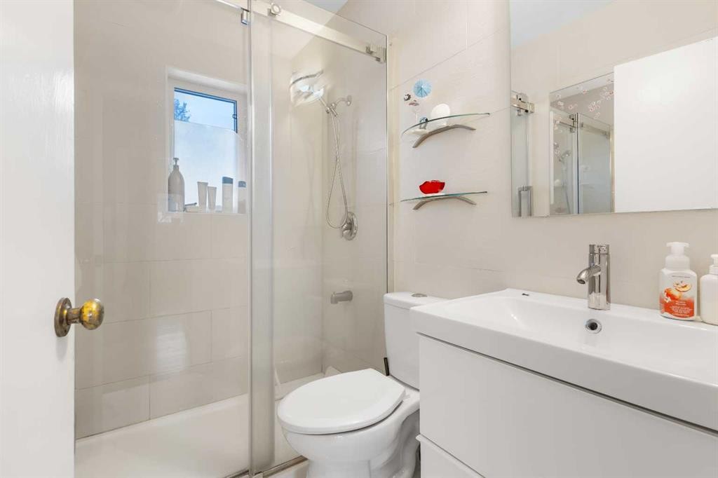 2816 24 Street Nw, Calgary, AB - Indoor Photo Showing Bathroom