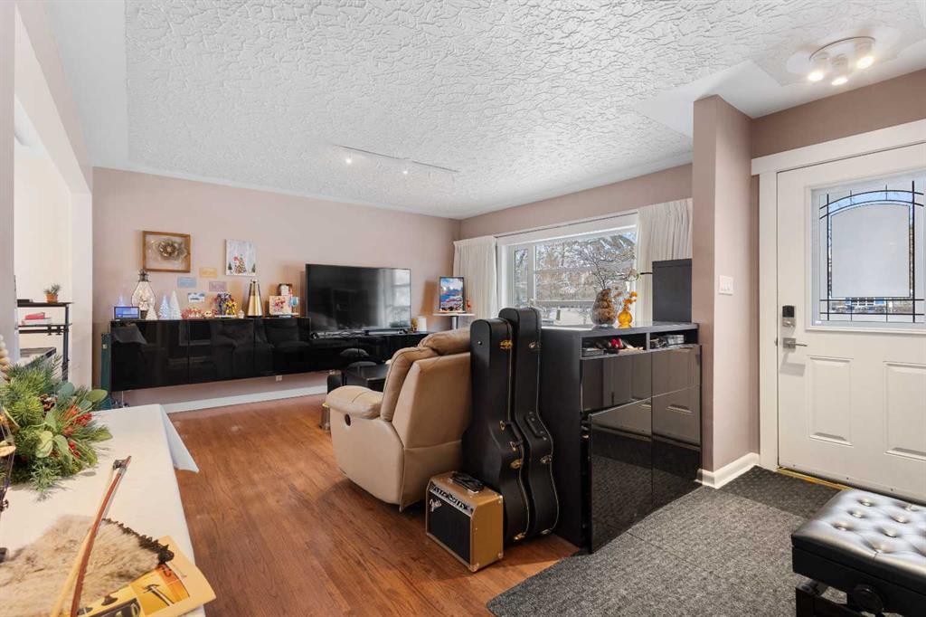 2816 24 Street Nw, Calgary, AB - Indoor