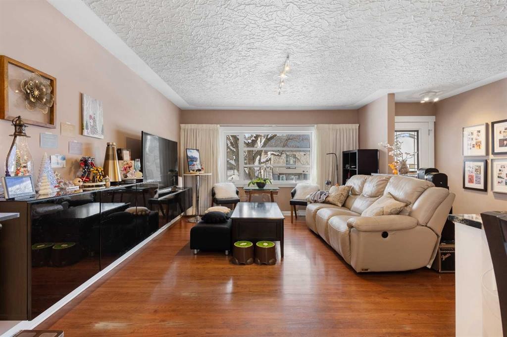 2816 24 Street Nw, Calgary, AB - Indoor Photo Showing Living Room