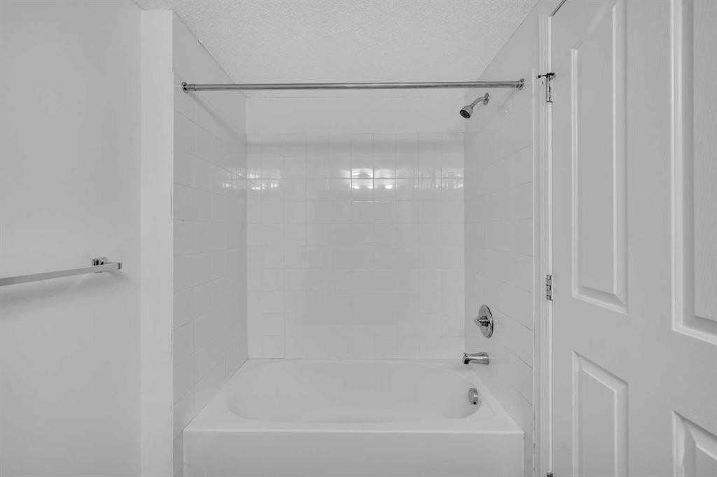 222-428 Chaparral Ravine View Se, Calgary, AB - Indoor Photo Showing Bathroom