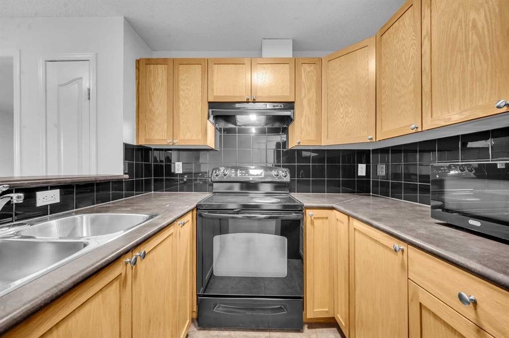 222-428 Chaparral Ravine View Se, Calgary, AB - Indoor Photo Showing Kitchen With Double Sink