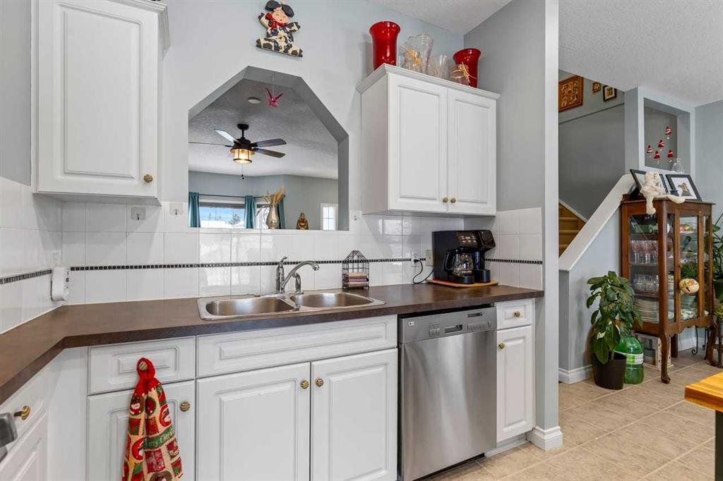 155 Citadel Drive Nw, Calgary, AB - Indoor Photo Showing Kitchen With Double Sink