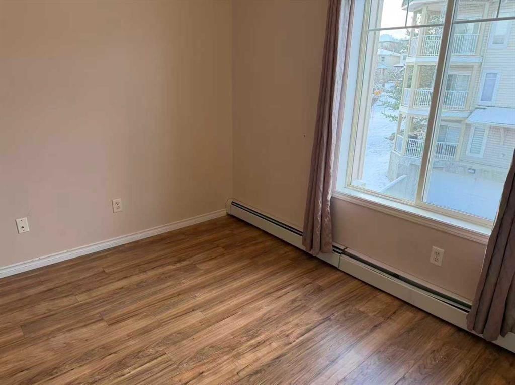 3315-70 Panamount Drive Nw, Calgary, AB - Indoor Photo Showing Other Room