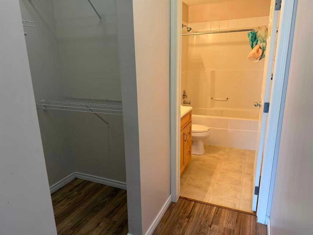 3315-70 Panamount Drive Nw, Calgary, AB - Indoor Photo Showing Bathroom