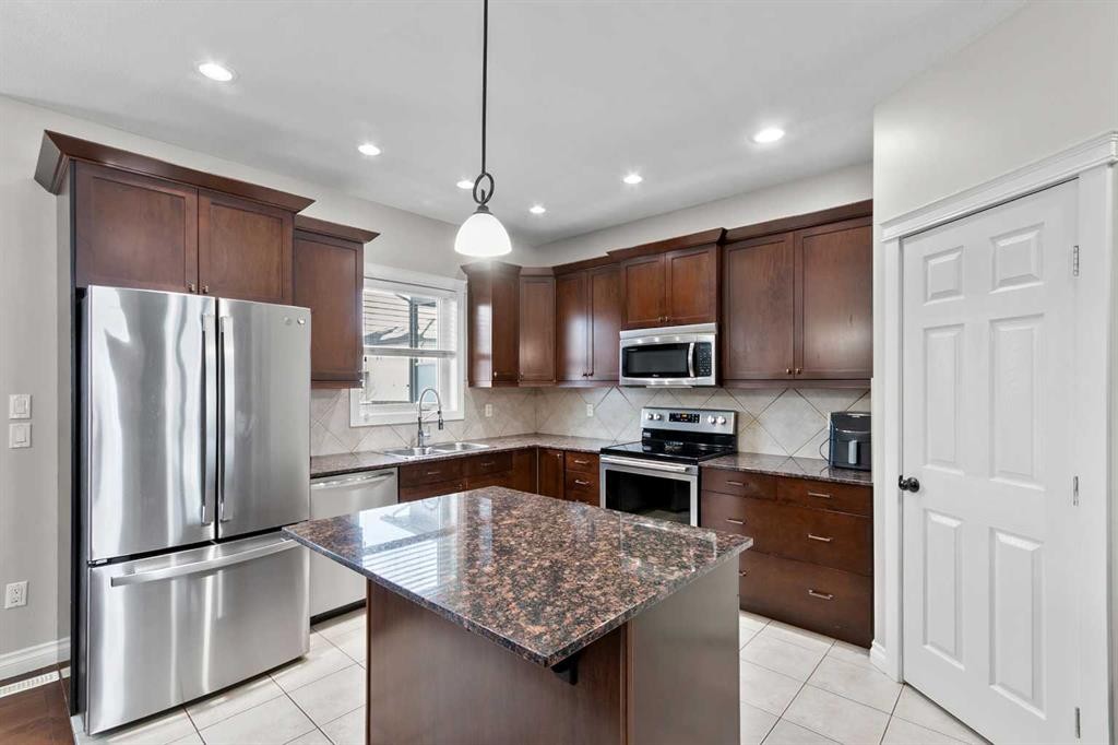 6 Vera Close, Olds, AB - Indoor Photo Showing Kitchen With Double Sink With Upgraded Kitchen
