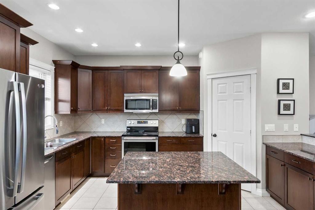 6 Vera Close, Olds, AB - Indoor Photo Showing Kitchen With Double Sink With Upgraded Kitchen
