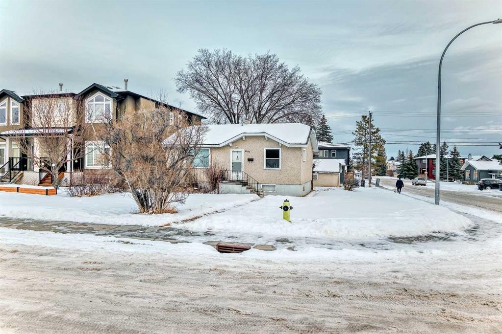 2238 32 Street Sw, Calgary, AB - Outdoor