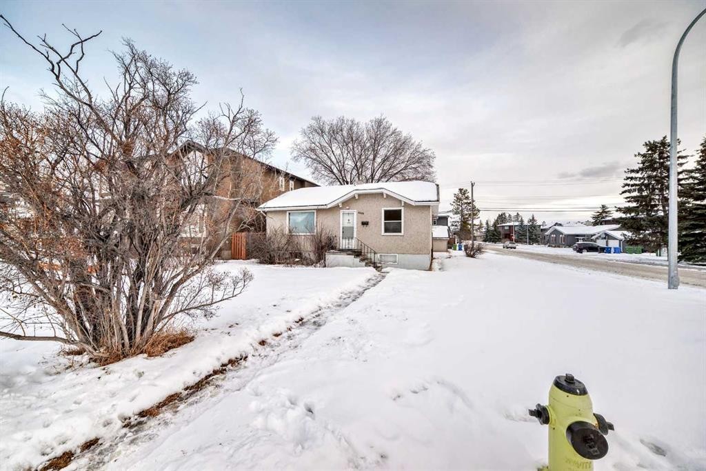 2238 32 Street Sw, Calgary, AB - Outdoor