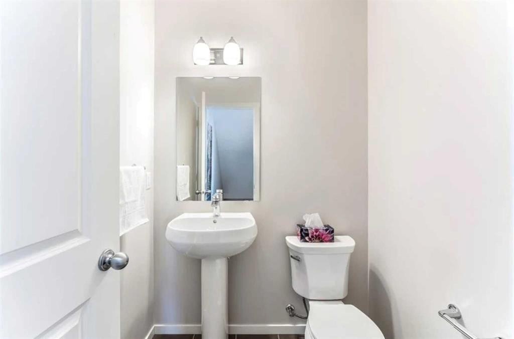 12 Legacy Main Street Se, Calgary, AB - Indoor Photo Showing Bathroom