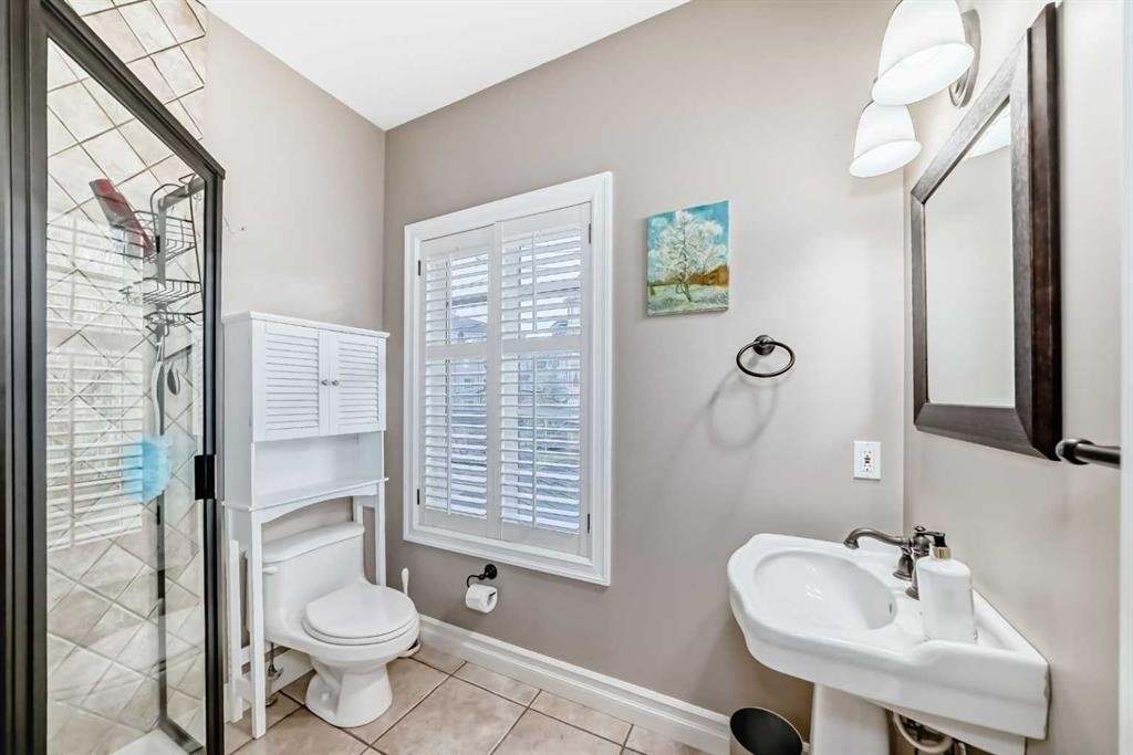 2431 Erlton Street Sw, Calgary, AB - Indoor Photo Showing Bathroom