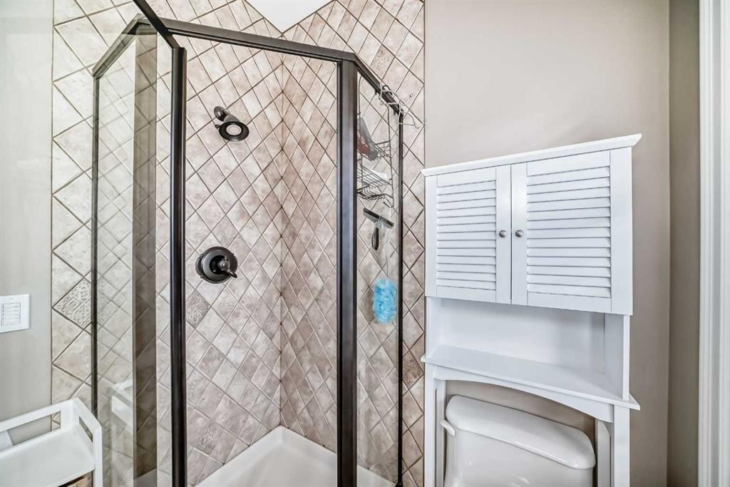 2431 Erlton Street Sw, Calgary, AB - Indoor Photo Showing Bathroom