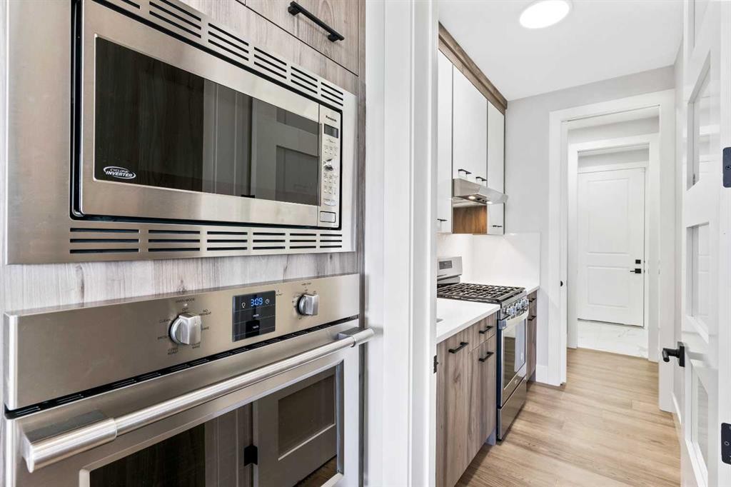 61 Sunvalley View, Cochrane, AB - Indoor Photo Showing Kitchen With Upgraded Kitchen