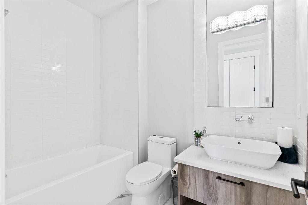 61 Sunvalley View, Cochrane, AB - Indoor Photo Showing Bathroom