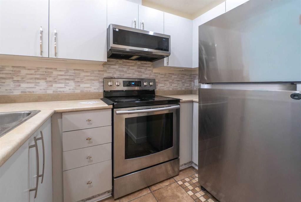 204-760 Railway Gate Sw, Airdrie, AB - Indoor Photo Showing Kitchen With Stainless Steel Kitchen