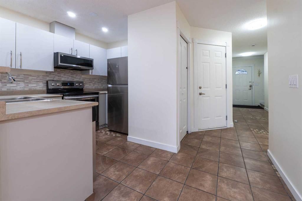 204-760 Railway Gate Sw, Airdrie, AB - Indoor Photo Showing Kitchen