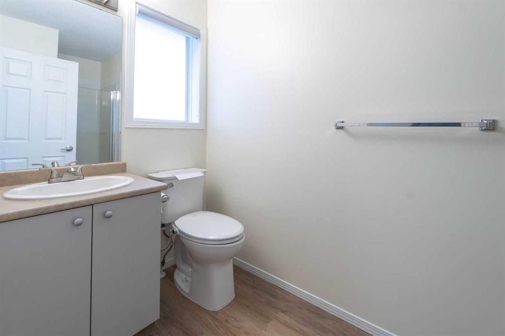 204-760 Railway Gate Sw, Airdrie, AB - Indoor Photo Showing Bathroom