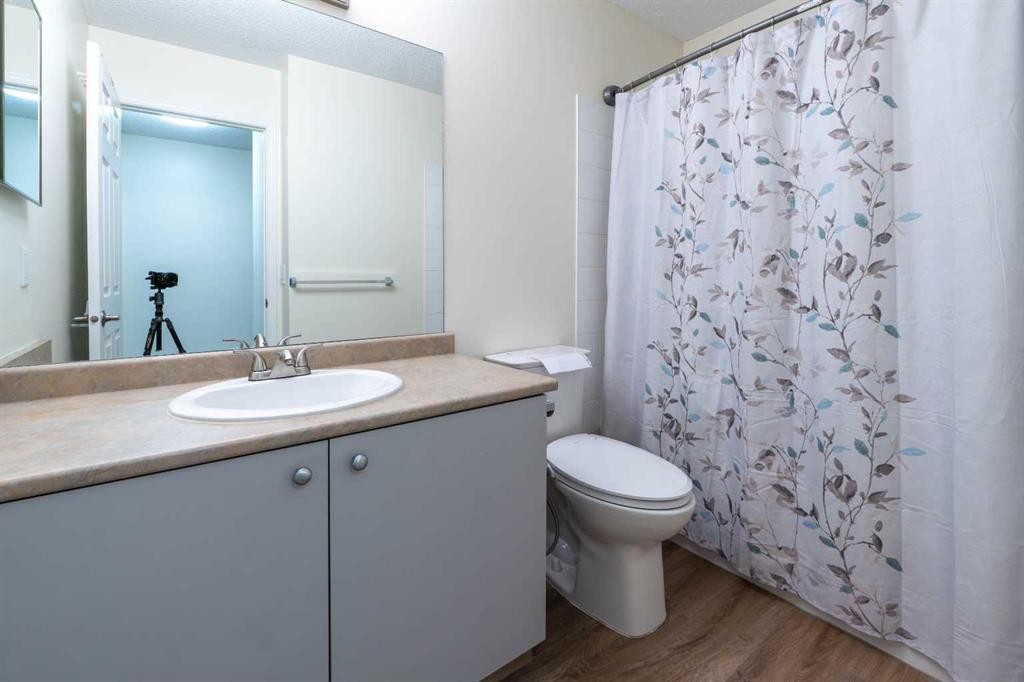 204-760 Railway Gate Sw, Airdrie, AB - Indoor Photo Showing Bathroom