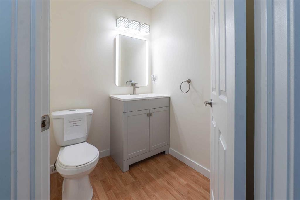 204-760 Railway Gate Sw, Airdrie, AB - Indoor Photo Showing Bathroom