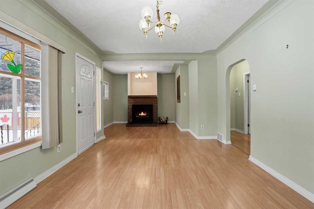 8624 33 Avenue Nw, Calgary, AB - Indoor With Fireplace