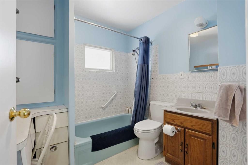 8624 33 Avenue Nw, Calgary, AB - Indoor Photo Showing Bathroom