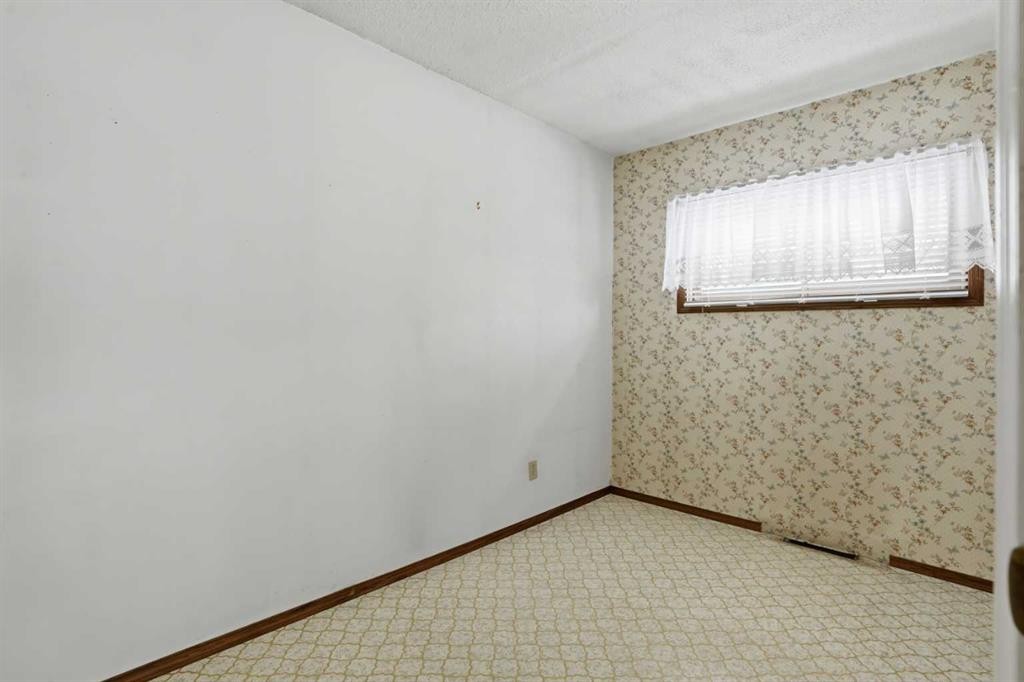 8624 33 Avenue Nw, Calgary, AB - Indoor Photo Showing Other Room