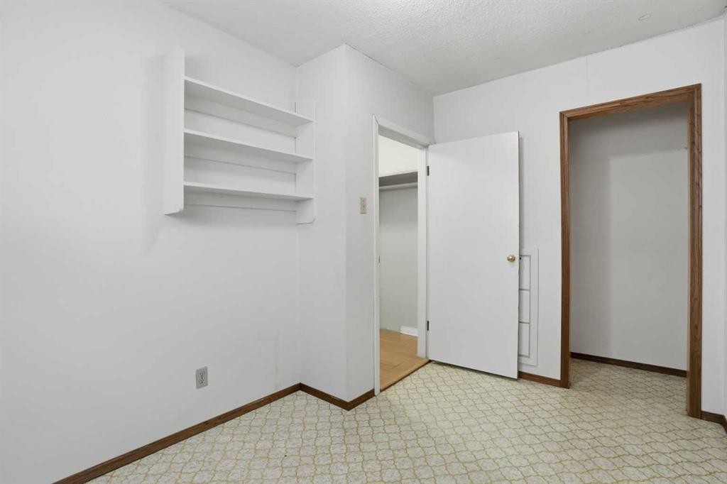 8624 33 Avenue Nw, Calgary, AB - Indoor Photo Showing Other Room