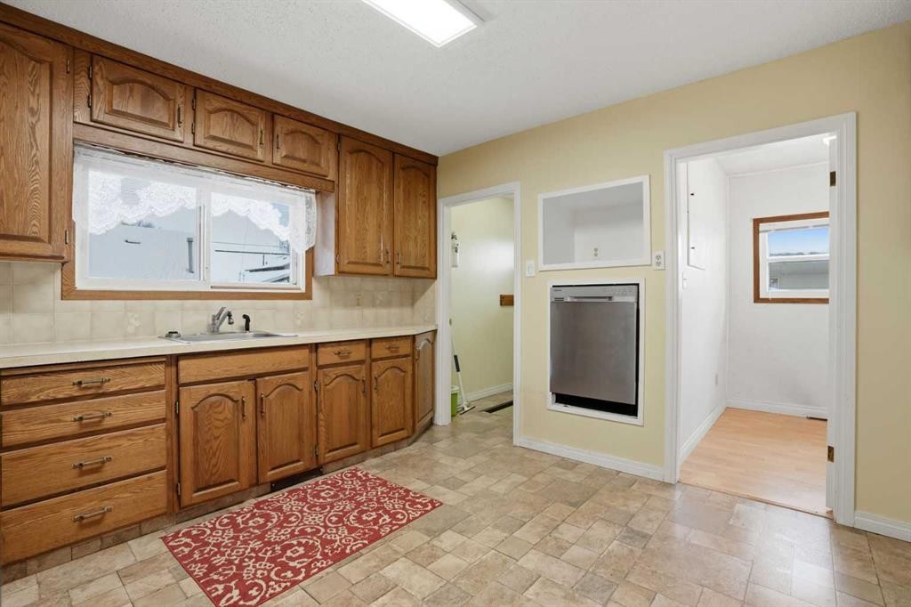 8624 33 Avenue Nw, Calgary, AB - Indoor Photo Showing Kitchen
