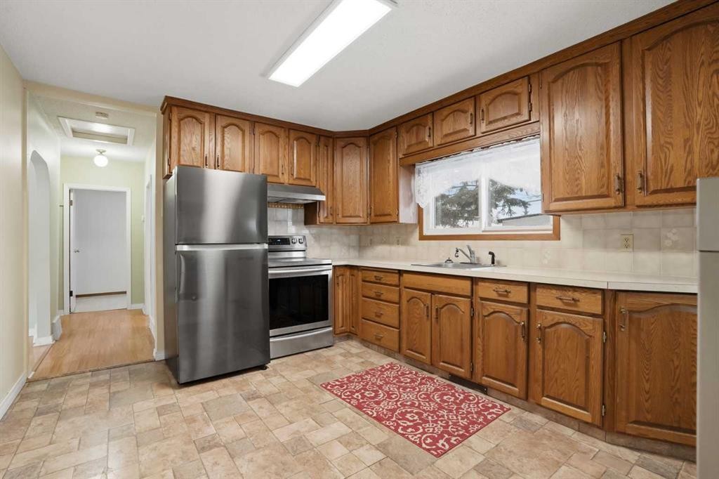 8624 33 Avenue Nw, Calgary, AB - Indoor Photo Showing Kitchen
