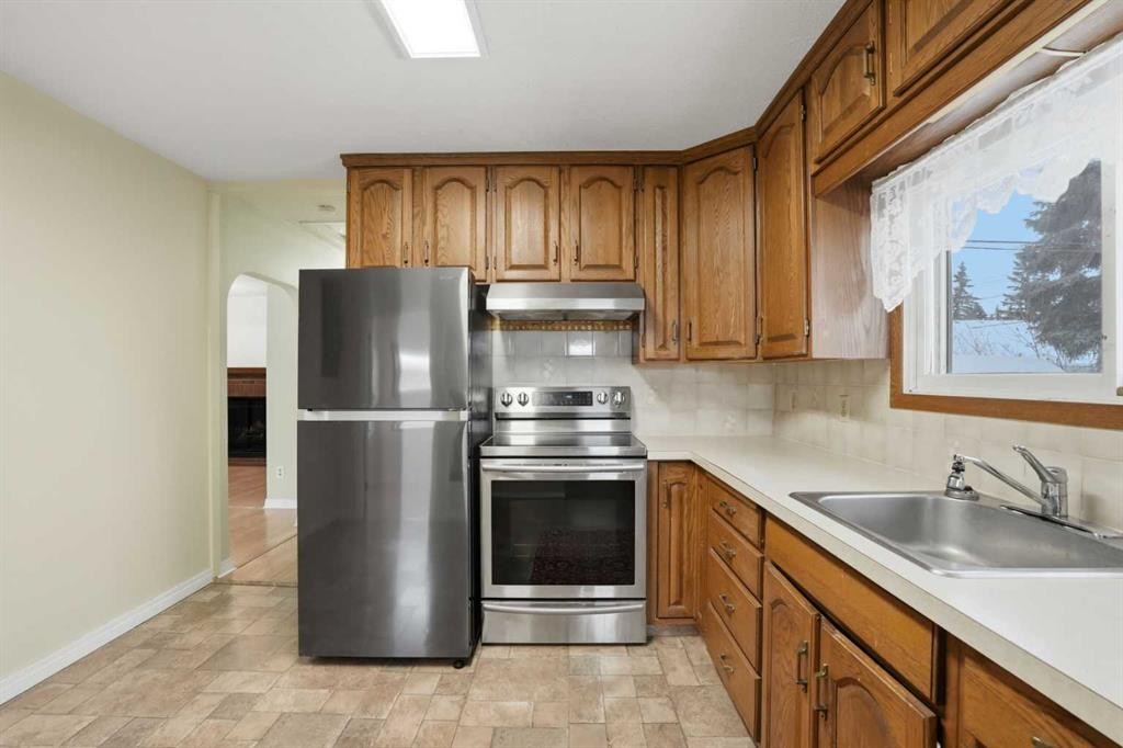 8624 33 Avenue Nw, Calgary, AB - Indoor Photo Showing Kitchen With Stainless Steel Kitchen
