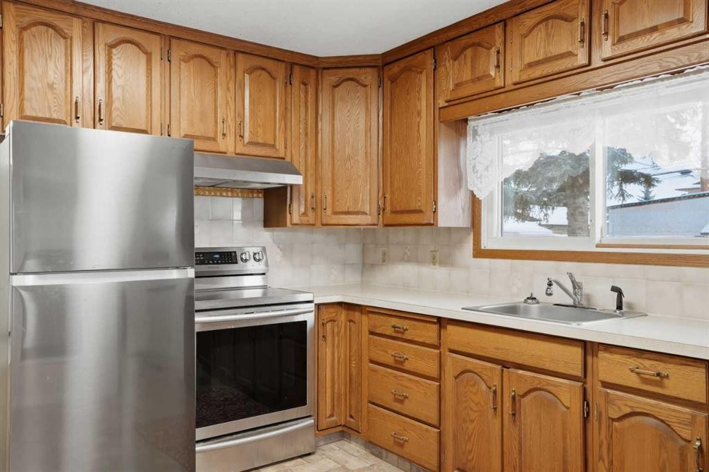 8624 33 Avenue Nw, Calgary, AB - Indoor Photo Showing Kitchen