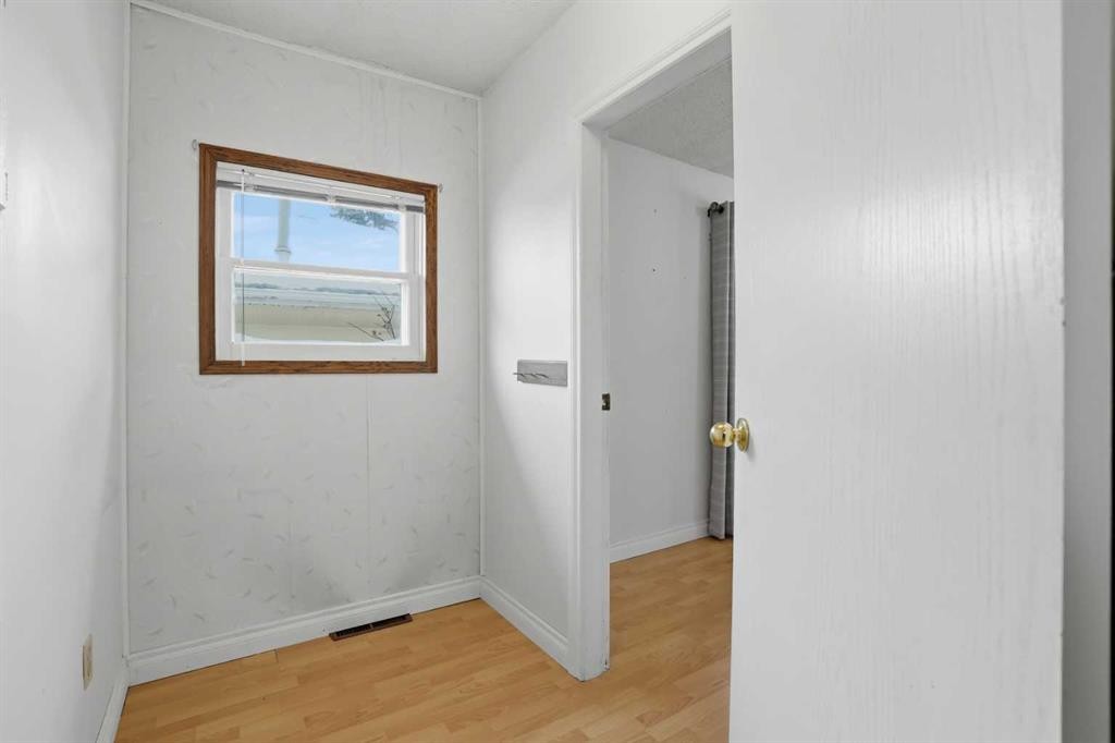 8624 33 Avenue Nw, Calgary, AB - Indoor Photo Showing Other Room