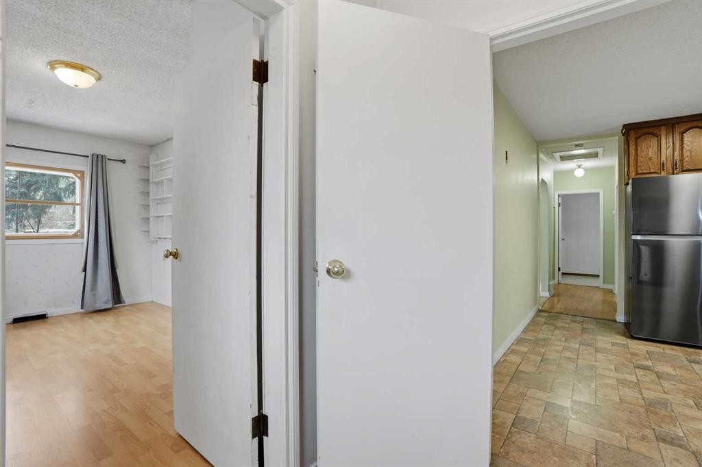 8624 33 Avenue Nw, Calgary, AB - Indoor