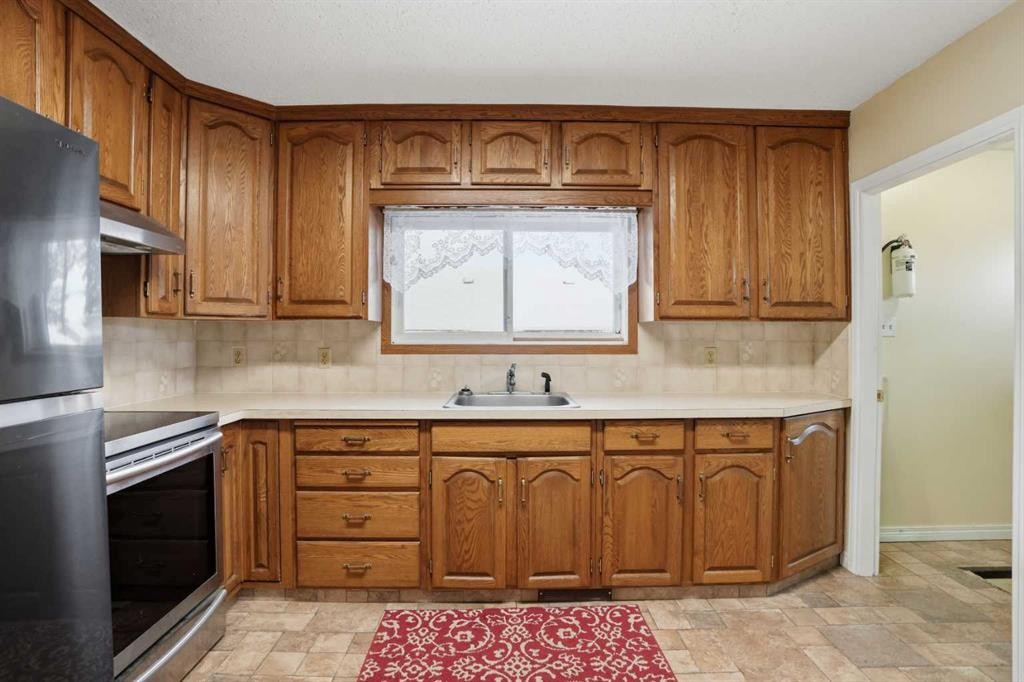 8624 33 Avenue Nw, Calgary, AB - Indoor Photo Showing Kitchen