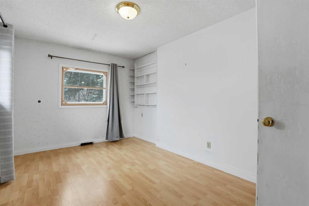 8624 33 Avenue Nw, Calgary, AB - Indoor Photo Showing Other Room
