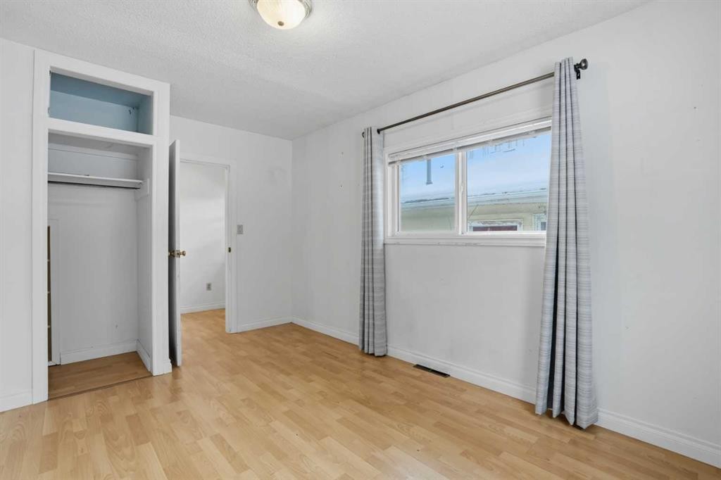 8624 33 Avenue Nw, Calgary, AB - Indoor Photo Showing Other Room