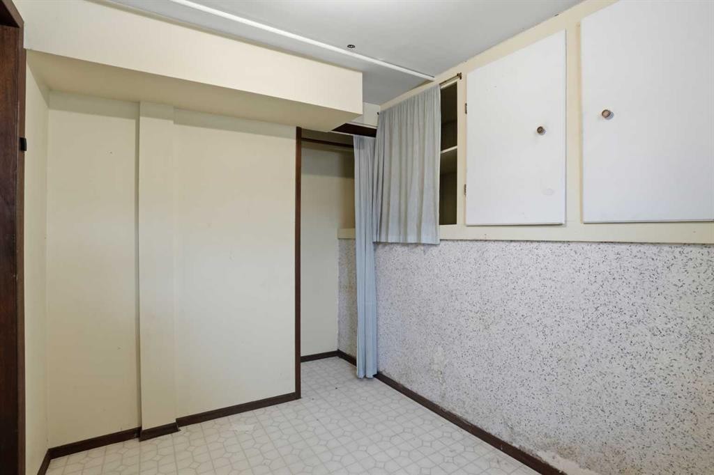 8624 33 Avenue Nw, Calgary, AB - Indoor Photo Showing Other Room