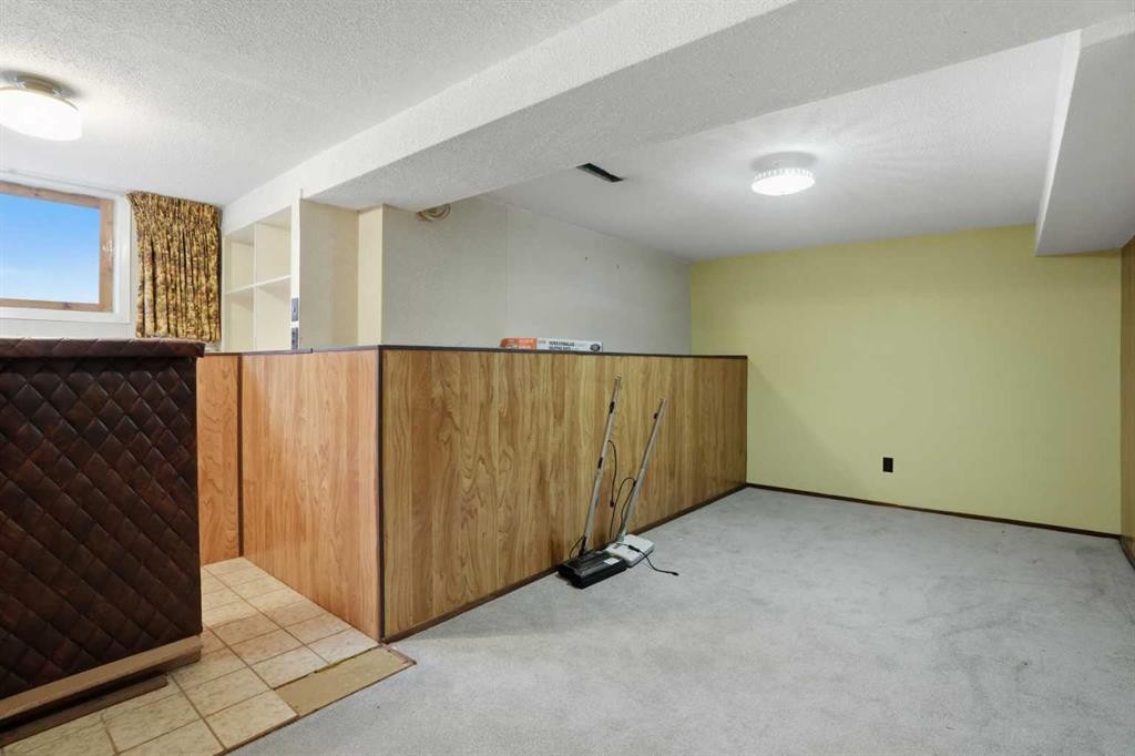 8624 33 Avenue Nw, Calgary, AB - Indoor Photo Showing Other Room