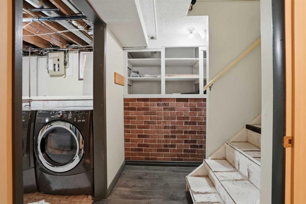 8624 33 Avenue Nw, Calgary, AB - Indoor Photo Showing Laundry Room