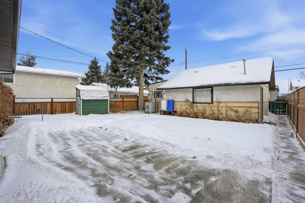 8624 33 Avenue Nw, Calgary, AB - Outdoor