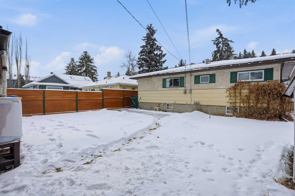 8624 33 Avenue Nw, Calgary, AB - Outdoor