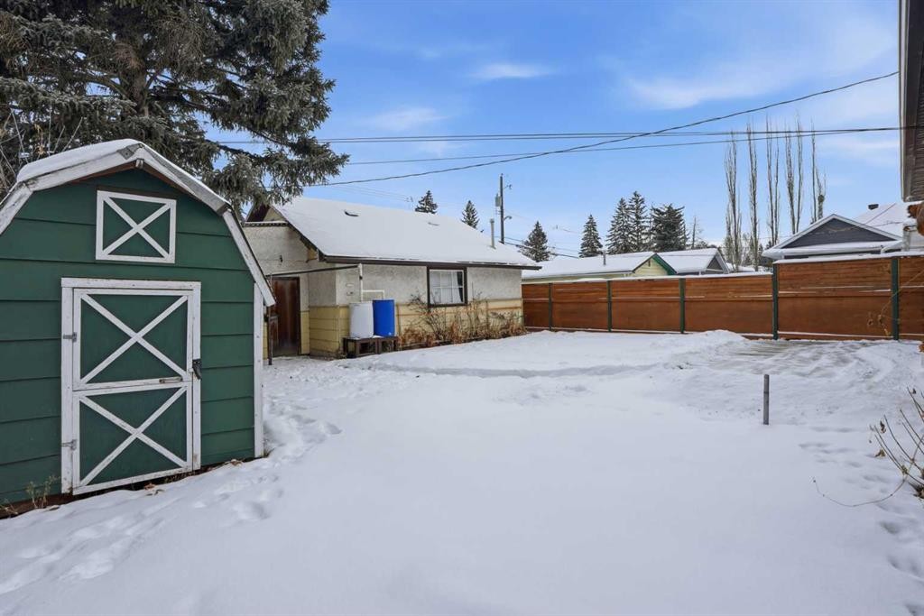 8624 33 Avenue Nw, Calgary, AB - Outdoor