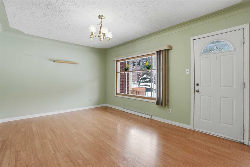8624 33 Avenue Nw, Calgary, AB - Indoor Photo Showing Other Room