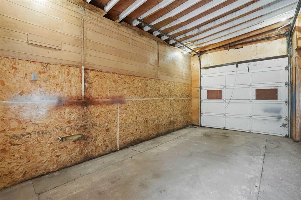 8624 33 Avenue Nw, Calgary, AB - Indoor Photo Showing Garage