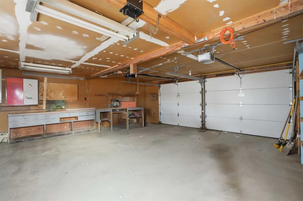 8624 33 Avenue Nw, Calgary, AB - Indoor Photo Showing Garage