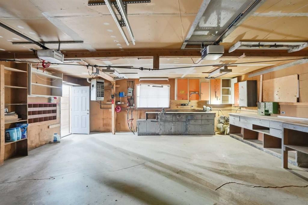 8624 33 Avenue Nw, Calgary, AB - Indoor Photo Showing Garage