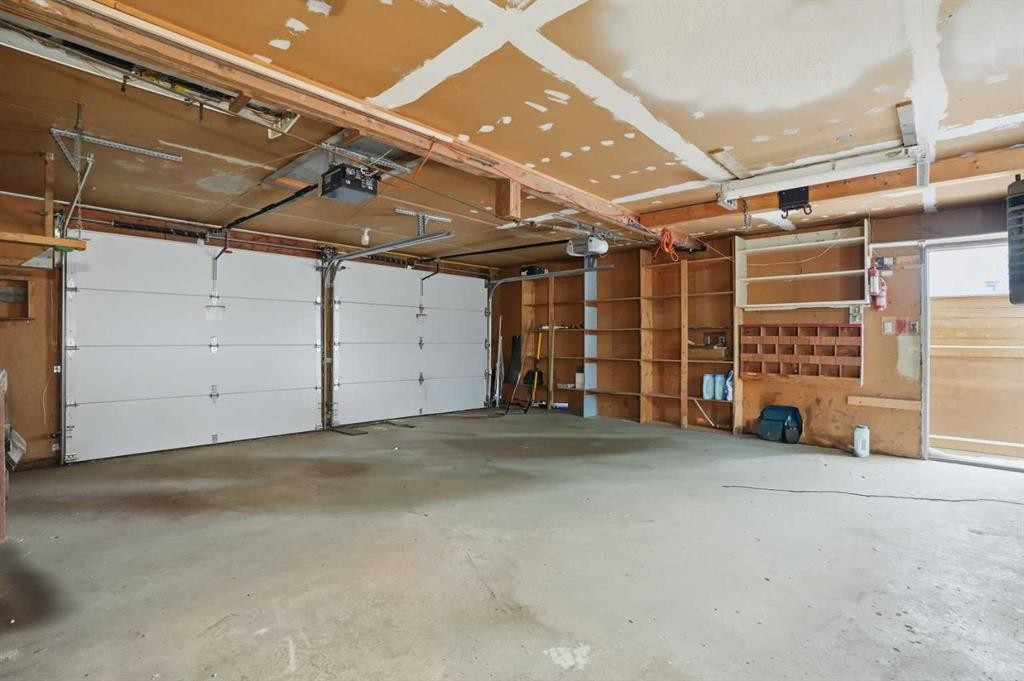8624 33 Avenue Nw, Calgary, AB - Indoor Photo Showing Garage