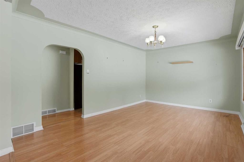 8624 33 Avenue Nw, Calgary, AB - Indoor Photo Showing Other Room