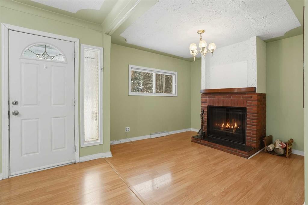8624 33 Avenue Nw, Calgary, AB - Indoor Photo Showing Living Room With Fireplace
