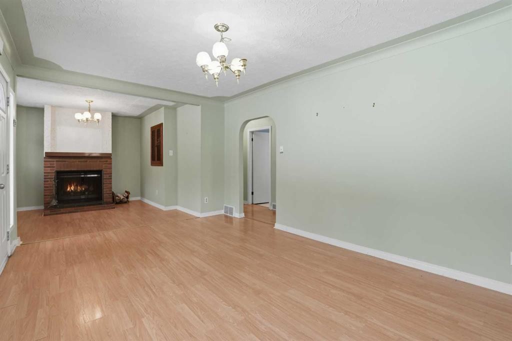 8624 33 Avenue Nw, Calgary, AB - Indoor With Fireplace